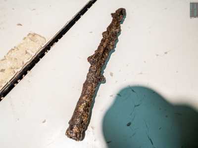 Giletti ci mostra poi un oggetto particolare: giace su un tavolo avvolto da un panno, come fosse una reliquia. �Si tratta di una punta di lancia in ferro del III secolo a.C. � ci illustra l�esperto -: � stata rinvenuta sui resti delle fortificazioni greco-romane�